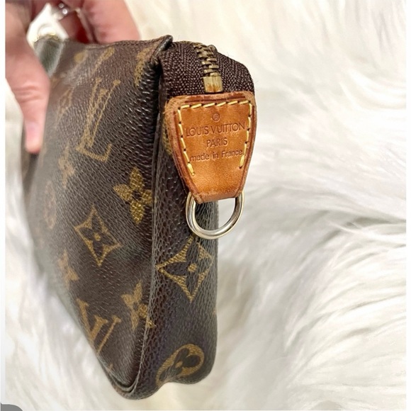 Authenticated Louis Vuitton Pochette Accessories Crossbody Shoulder Bag Purse - Picture 10 of 15